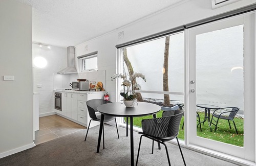 Parkville Appartement | Refined 1-Bed Apartment with Garden Access