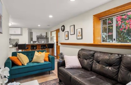 Upper Lonsdale Maison | Refined North Shore 3BR Retreat