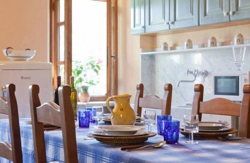 Stazzema Maison | RUSTIQUE RAFFINÉ AVEC UN CHIC DE PAYS DE GOÛT IMMERGÉ DANS UNE OASIS DE PAIX