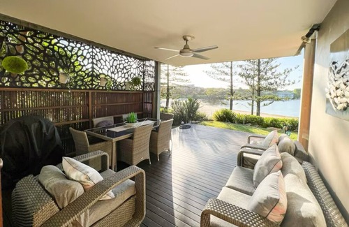 Twin Waters Appartement | Reflections across the waters and resort access