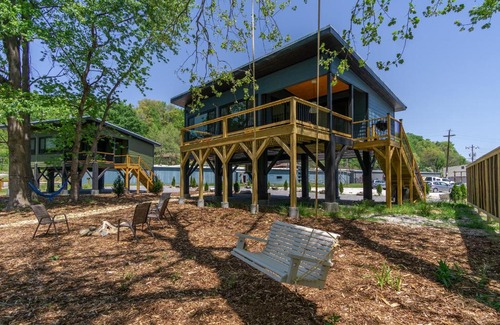 Old Fort Maison | Reflections on Mill Creek Hot Tub & Walking Distance to Old Fort!