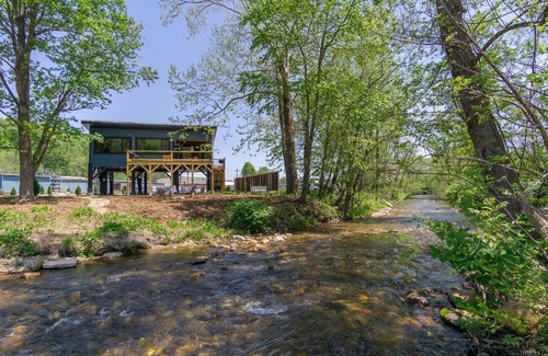 Old Fort Maison | Reflections on Mill Creek Hot Tub & Walking Distance to Old Fort!