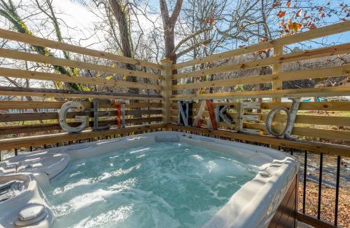 Old Fort Maison | Reflections on Mill Creek Hot Tub & Walking Distance to Old Fort!