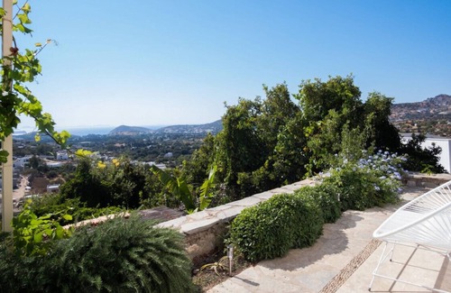 Gumusluk Villa | Refreshing House with Shared Pool in Gumusluk