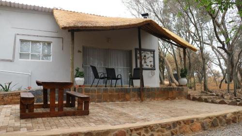 Magaliesberg Appartement | Refreshing Mountain FarmStay w Boma,Pool,Hikes,Obstacle Course