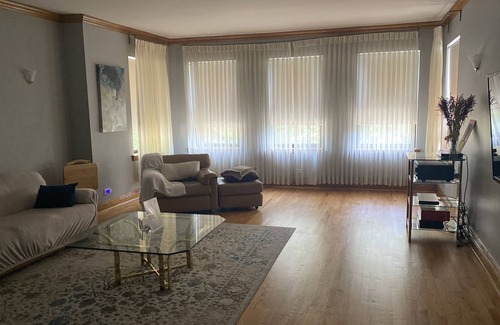 Greater Grand Crossing Appartement | Refreshingly Classic, Yet Charming 2200 sq. ft. Apartment Home Away From Home