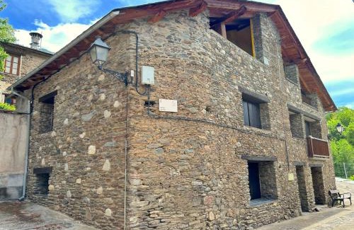 Isavarre Appartement | Refugi acollidor de pedra i fusta by RURAL D'ÀNEU