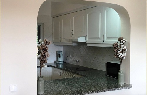 Alpouvar Appartement | Appartement de coin au rez-de-chaussée de luxe rénové, plein sud! Câble, WiFi et climatisation