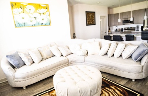 Whitestown Appartement | Regal Apt with King & Queen Bed for Long-Term Stay