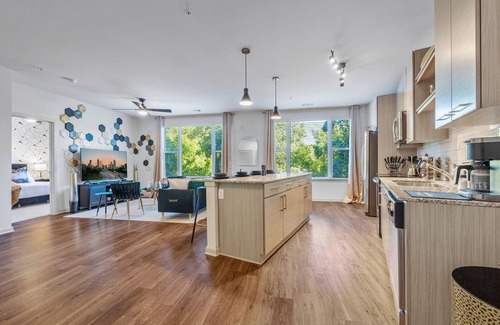 Downtown Decatur Appartement | Lux Downtown Decatur Retreat: Regal Noir 2BR/2BA, Pool & Rooftop Lounge