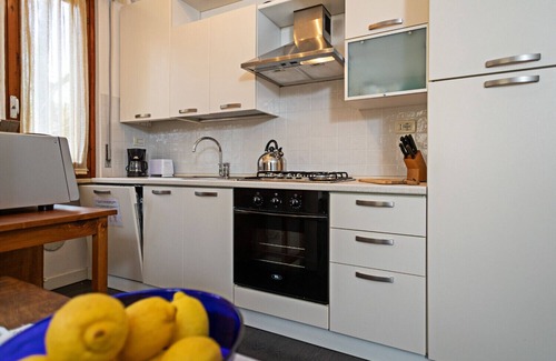 Montioni Appartement | Regarda - "Edda" three-room apartment with swimming pool in the centre of Lazise