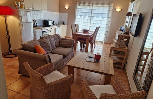 L'Ile-Rousse Appartement | Confortable appartement 2 chambres, belle terrasse, piscine, vue mer, jardin
