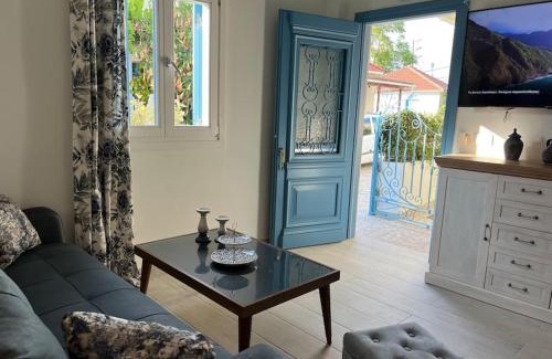 Fiskardo Appartement | Reginas Studios & Apartments- Blue Flower apartment
