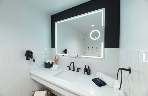 Rehoboth Beach Hôtel | Rehoboth Beach Retreat with Free Parking, Weekend Breakfast & Cozy Fireplace