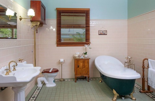Worrigee Maison | Reign Manor and Coach House