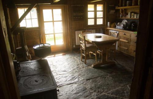 Saint-Nicolas-la-Chapelle Chalet De Ski | Reine des Aravis - chalet isolé
