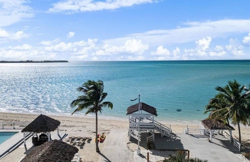 Bahama Palm Shores Maison | Reith Resort - Entire beach front property, sleeps 26 w/pool in Casuarina Point