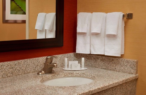 Novi Hôtel | Rejuvenate in Peaceful Surroundings with Swimming Pool, Pets are Welcome