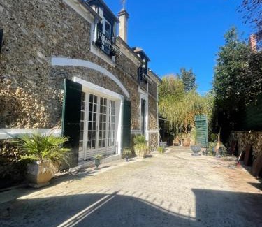 Saint-Cyr-sur-Morin Chalet De Ski | Relais Napoléonien Gîte historique au vert, 1h de Paris