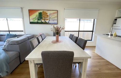 Melton South Maison | Relax 5 BRMS Rental house Netflix Parking Wifi near Melton