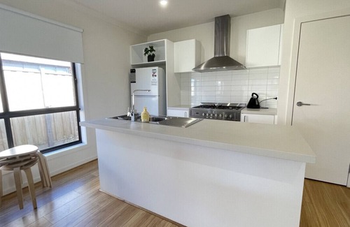 Melton South Maison | Relax 5 BRMS Rental house Netflix Parking Wifi near Melton