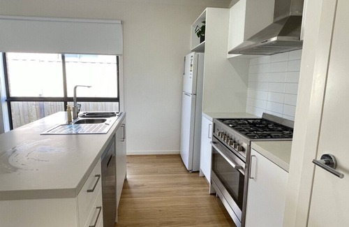 Melton South Maison | Relax 5 BRMS Rental house Netflix Parking Wifi near Melton