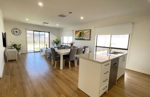 Melton South Maison | Relax 5 BRMS Rental house Netflix Parking Wifi near Melton