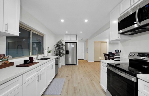 Fairfield Maison | Best in Town! Relax and Play! Near Napa 4 Bedrooms Sleep10 + Hot Tub & GameRoom