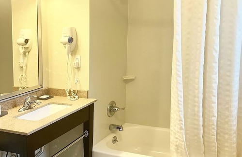 Koreatown Hôtel | Relax and Recharge! 2 Convenient Units, Pets Allowed, Close to Top of the Rock!