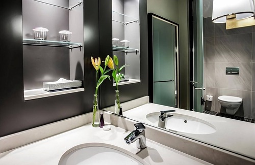Gaborone Hôtel | Relax and Recharge! 3 Stylish Units, Free Parking and Shuttle, Outdoor Pool!