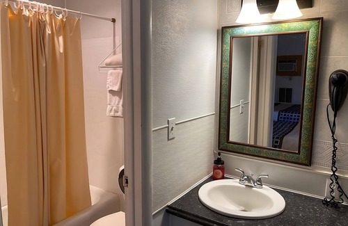 Fairview Hôtel | Relax and Unwind at Knights Inn Fairview! 4 Comfortable Units, Pet-friendly