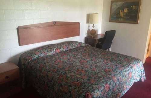 Fairview Hôtel | Relax and Unwind at Knights Inn Fairview! Pet-friendly Property, Free Parking