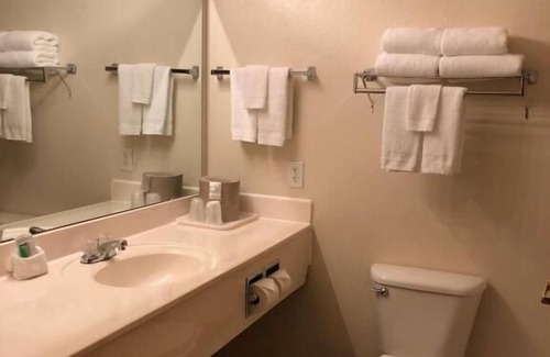 Kelso Maison | Relax and Unwind in GuestHouse Kelso Longview! 3 Great Units, Free Parking