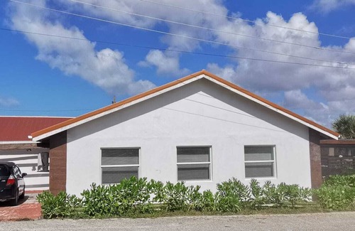 Conch Bar Villa | Relax and unwind in this quiet charming beachside village