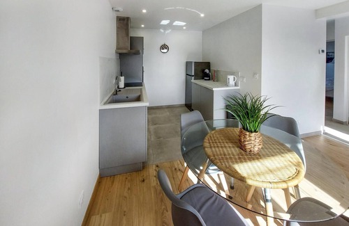 Conlie Appartement | Relax and unwind in this attractive vacation apartment.