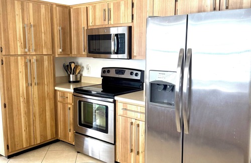 Pelican Maison | Relax and Unwind, kayak the lake, Near Sanibel,Matlacha, Ft Myers Beach, 3bed2ba