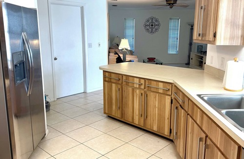 Pelican Maison | Relax and Unwind, kayak the lake, Near Sanibel,Matlacha, Ft Myers Beach, 3bed2ba