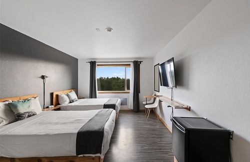 Long Beach Hôtel | Relax and Unwind! Pet-friendly, Indoor Pool, Sauna, Free Parking!