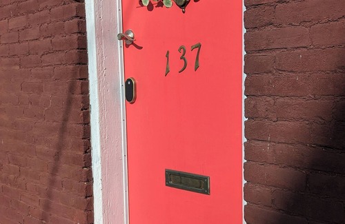 Cumberland Appartement | Escape on Hambright's Alley! Walk 2 everything! Cyclist Welcomed & Pet friendly!