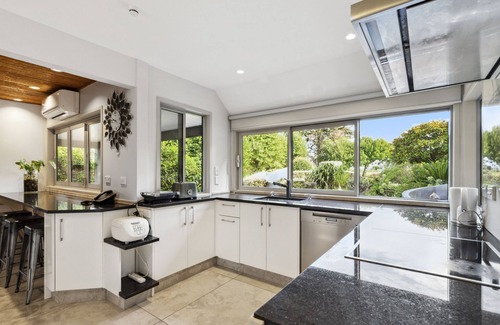 The Gardens Maison | Relax at Redoubt - Auckland Holiday Home