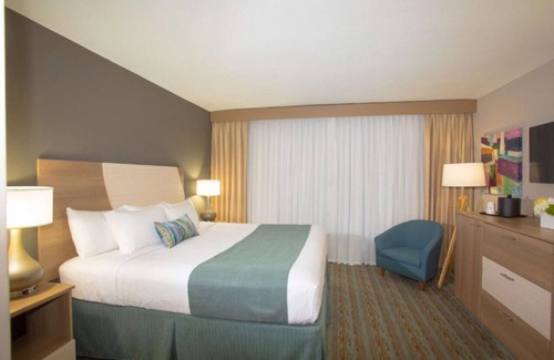 Mid Beach Hôtel | Relax at the Coast – Pool, Beach Access, Balcony, and Walkable Fun - 3 Units