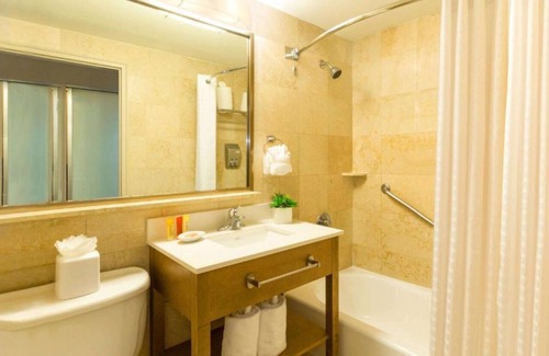 Mid Beach Hôtel | Relax at the Coast – Pool, Beach Access, Balcony, and Walkable Fun - 3 Units
