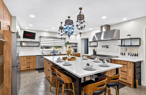 Temple Terrace Maison | Relax at The Fairway Estate | Luxe 6BR w/Pool & Spa