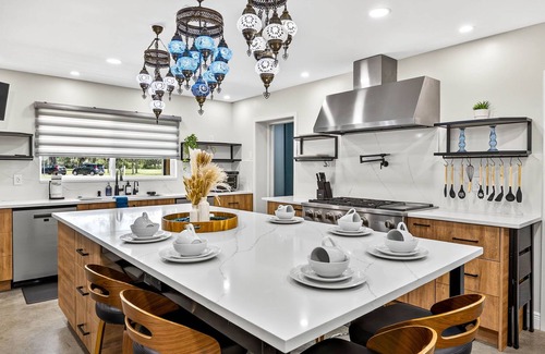 Temple Terrace Maison | Relax at The Fairway Estate | Luxe 6BR w/Pool & Spa