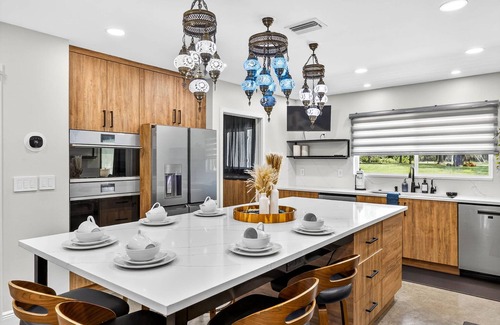 Temple Terrace Maison | Relax at The Fairway Estate | Luxe 6BR w/Pool & Spa