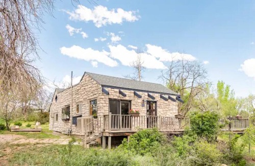 Palisade Cottage | Charming 1930's farmhouse: The Roost Cottage