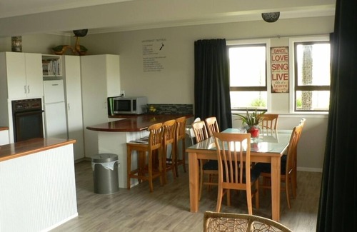 Te Akau Maison | Détendez-vous au paradis de la côte ouest de Port Waikato