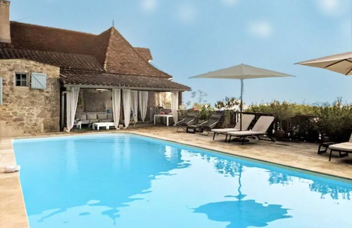 Sauliac-sur-Cele Villa | Détente au bord de la piscine avec vue sur la vallée du Célé