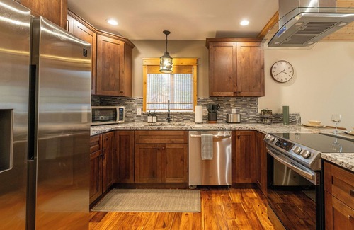 Paradise Estates Cabine | King Bed- Covered Outdoor Firepit- EV charger- 5 mi to MRNP- Private Hot Tu