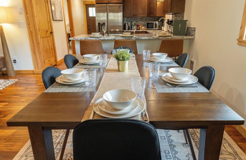 Paradise Estates Cabine | King Bed- Covered Outdoor Firepit- EV charger- 5 mi to MRNP- Private Hot Tu